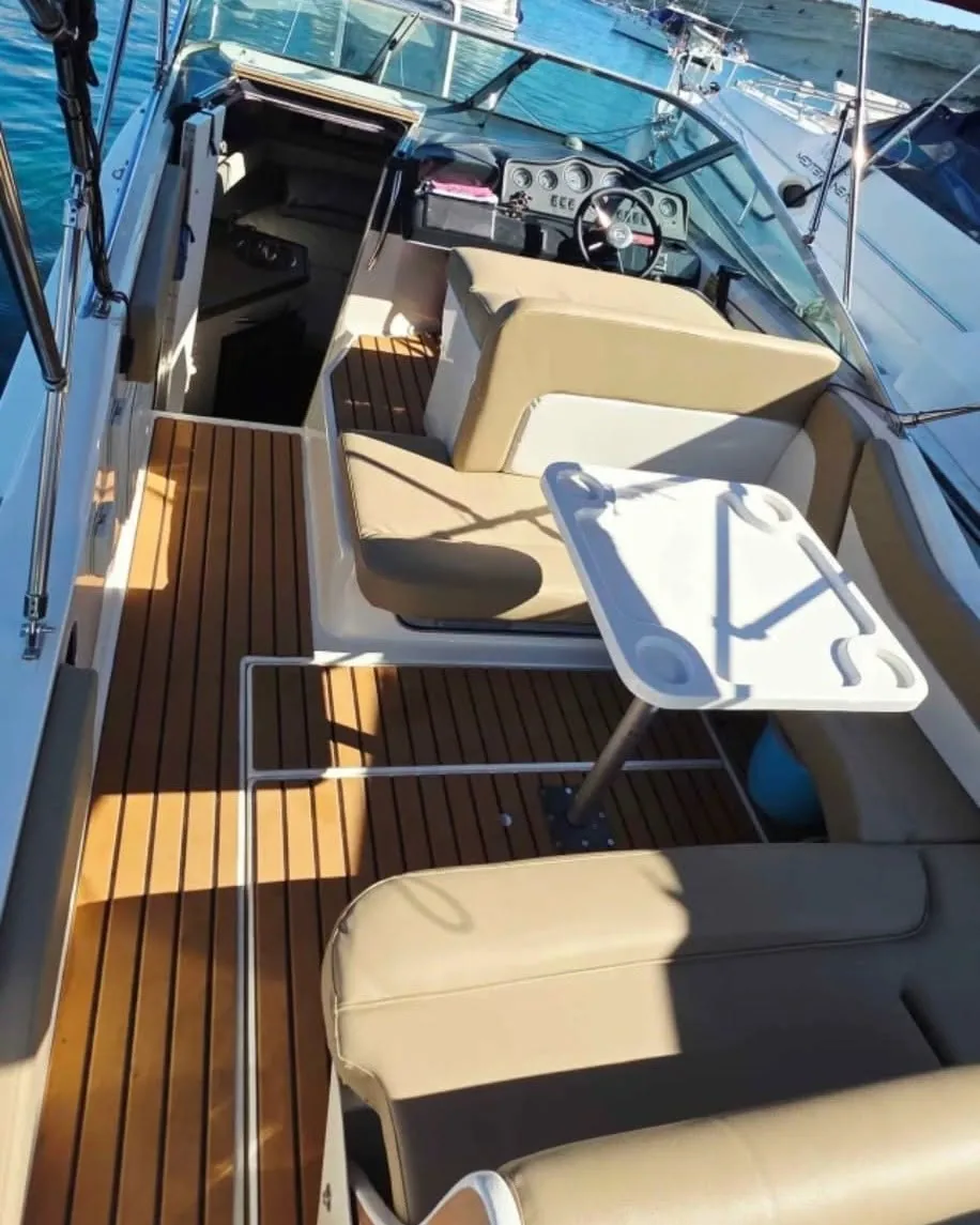 Cockpit floor in EVA teak with cream seating